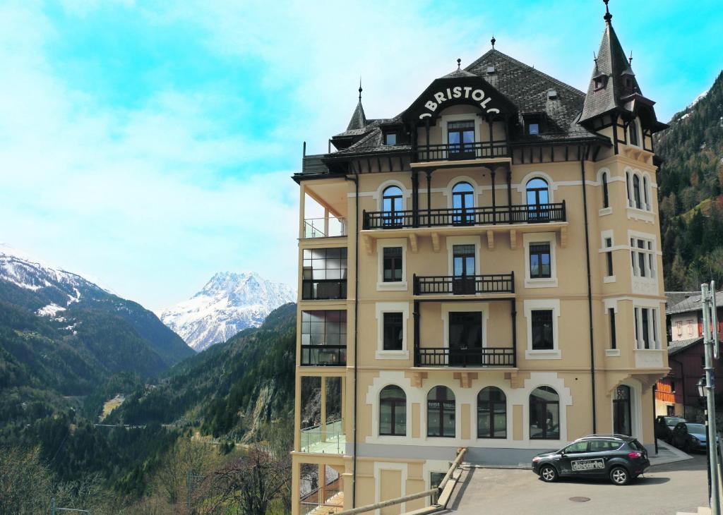 a building in the mountains with a car parked in front at Panorama Bliss Finhaut in Finhaut