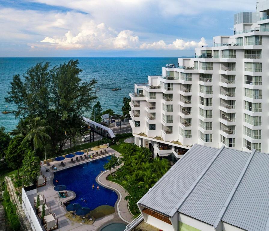 een luchtzicht op een hotel en de oceaan bij DoubleTree Resort by Hilton Hotel Penang in Batu Ferringhi