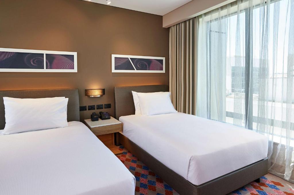 Postel nebo postele na pokoji v ubytování Doubletree By Hilton Perth Northbridge