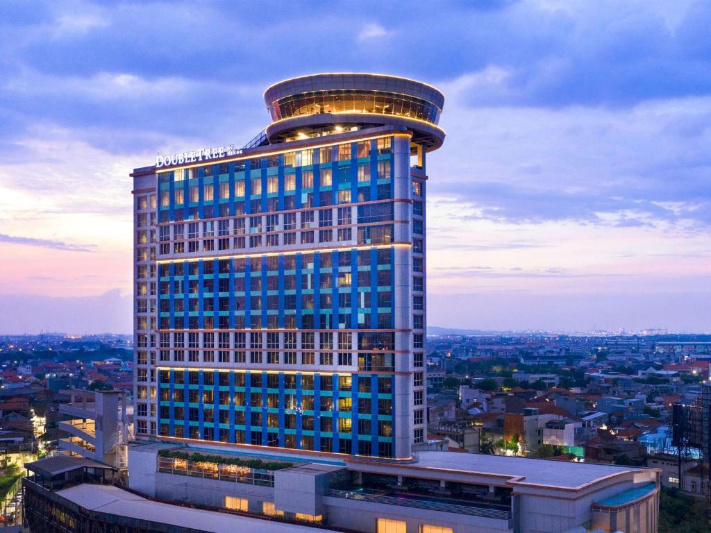 泗水的住宿－DoubleTree by Hilton Surabaya，一座高大的建筑,上面有灯