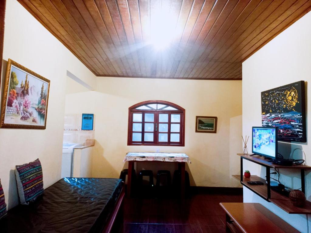 Casa Temporada no Rio de Janeiro في ريو دي جانيرو: غرفة معيشة مع طاولة ونافذة