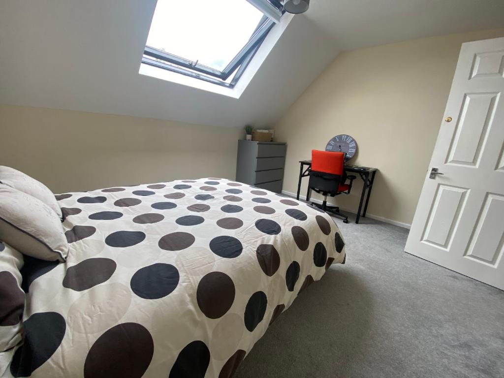 Postel nebo postele na pokoji v ubytování Cosy One-Bedroom in Shared House