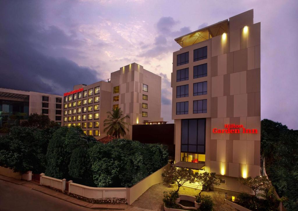 een hotel met een bord aan de zijkant van een gebouw bij Hilton Garden Inn, Trivandrum in Trivandrum