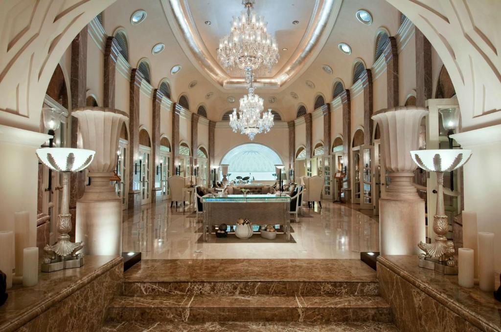 un hall d'entrée avec une piscine et un casino dans l'établissement Hilton Mumbai International Airport Hotel, à Mumbai
