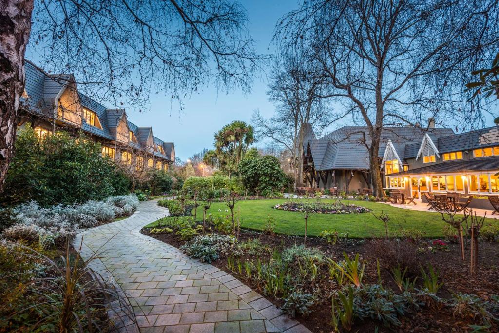 una casa con jardín y un camino en Chateau On The Park - Christchurch, A Doubletree By Hilton en Christchurch