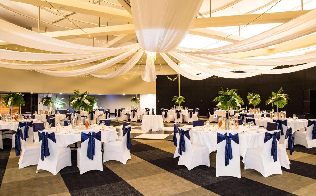 Restoran või mõni muu söögikoht majutusasutuses DoubleTree by Hilton Esplanade Darwin
