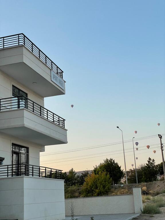 un edificio blanco con balcones en un lateral en Apart Angel Suit 3 en Nevşehir