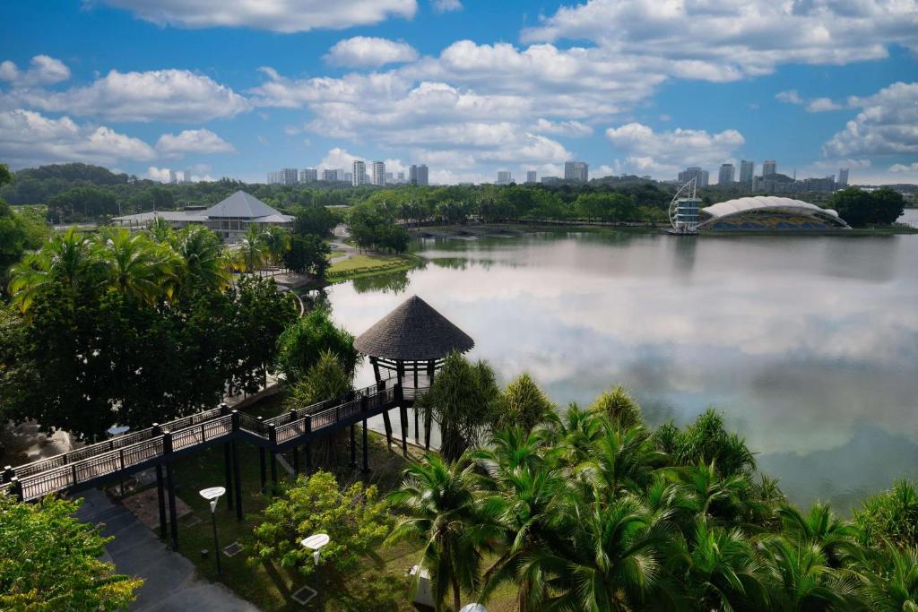 una vista de un lago con una ciudad en el fondo en DoubleTree by Hilton Putrajaya Lakeside, en Putrajaya