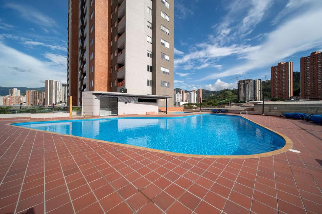 a swimming pool in the middle of a building at Sabaneta Apto tres habitaciones a 10 minutos CC Mayorca in Sabaneta