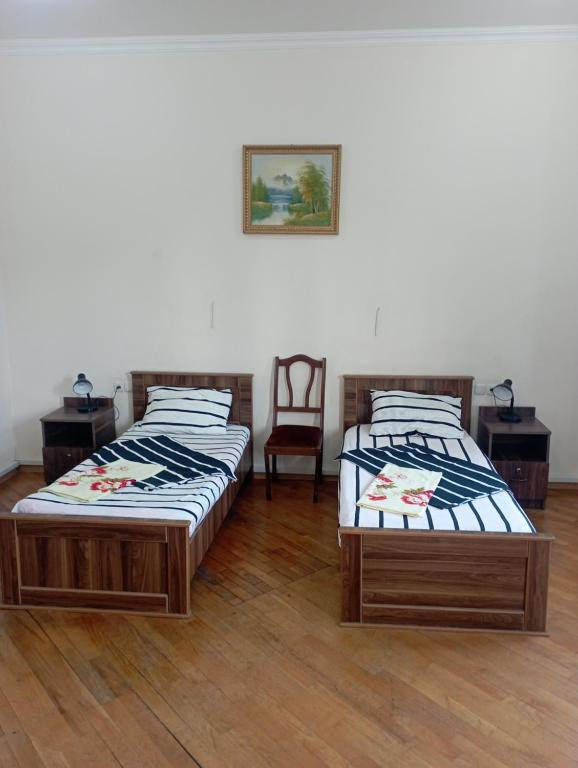 2 letti posti uno accanto all'altro in una stanza di Art House Hostel Aleksandr a Kutaisi