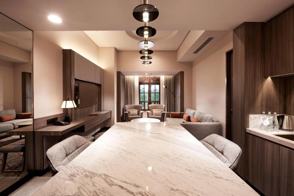 DoubleTree by Hilton Putrajaya Lakeside - Suite Du Roi De Famille