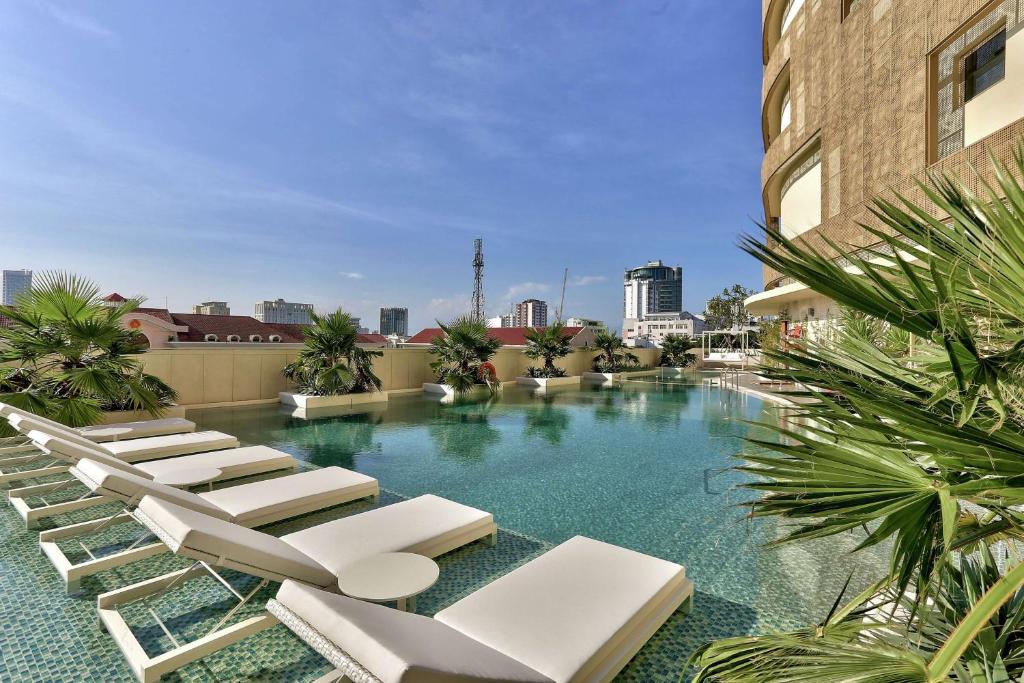 Bazén v ubytování Hilton Da Nang nebo v jeho okolí