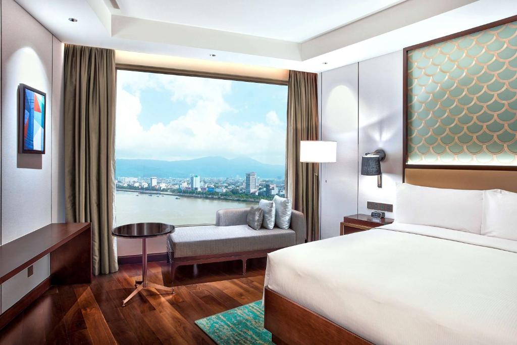 Postel nebo postele na pokoji v ubytování Hilton Da Nang