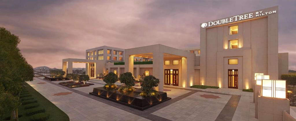 een weergave van een hotel 's nachts bij DoubleTree by Hilton Agra in Agra