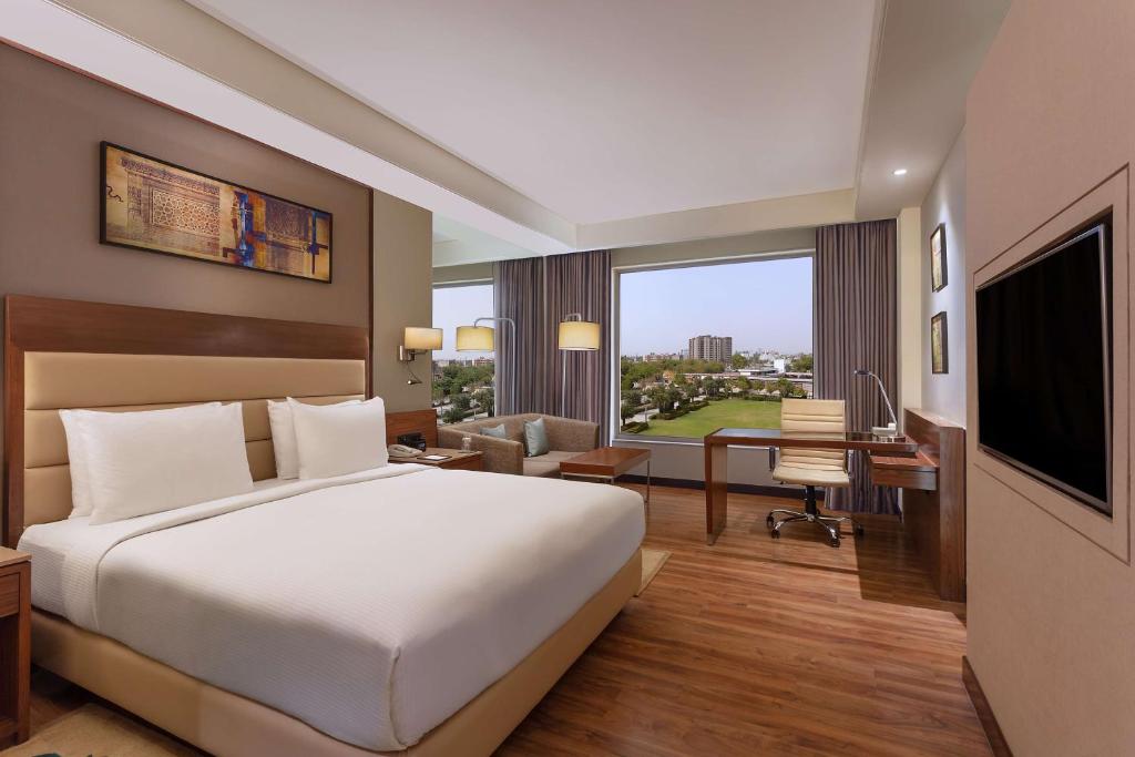 Postel nebo postele na pokoji v ubytování DoubleTree by Hilton Agra