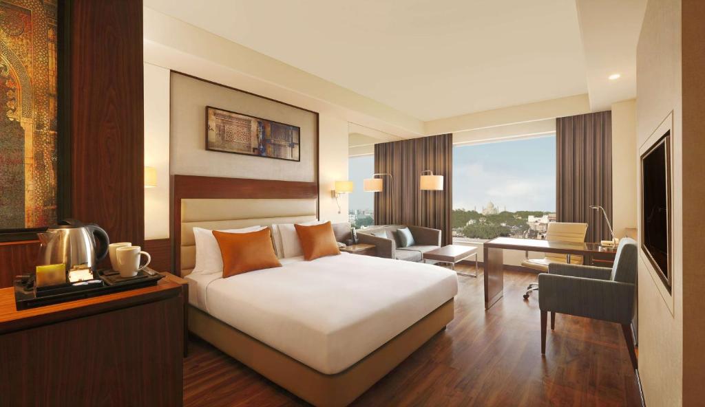 TV a/nebo společenská místnost v ubytování DoubleTree by Hilton Agra