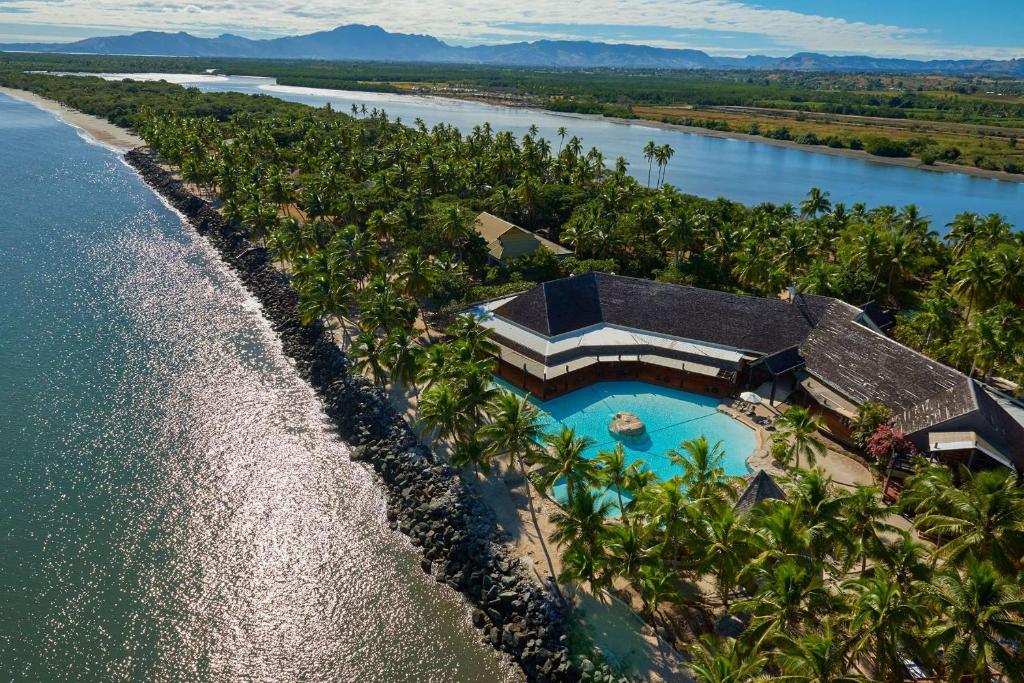 een luchtzicht op een resort naast het water bij DoubleTree by Hilton Fiji - Sonaisali Island in Nadi