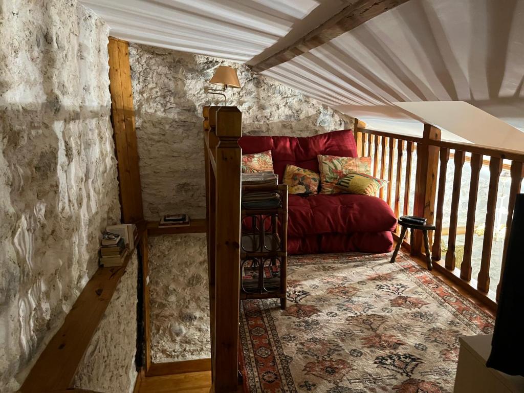 BASIA, Lourdes - centre , quartier historique Sanctuaires a 7 min a pied في لورد: غرفة معيشة مع أريكة حمراء على شرفة