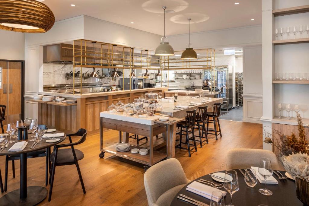 Restaurace v ubytování DoubleTree By Hilton Auckland Karaka