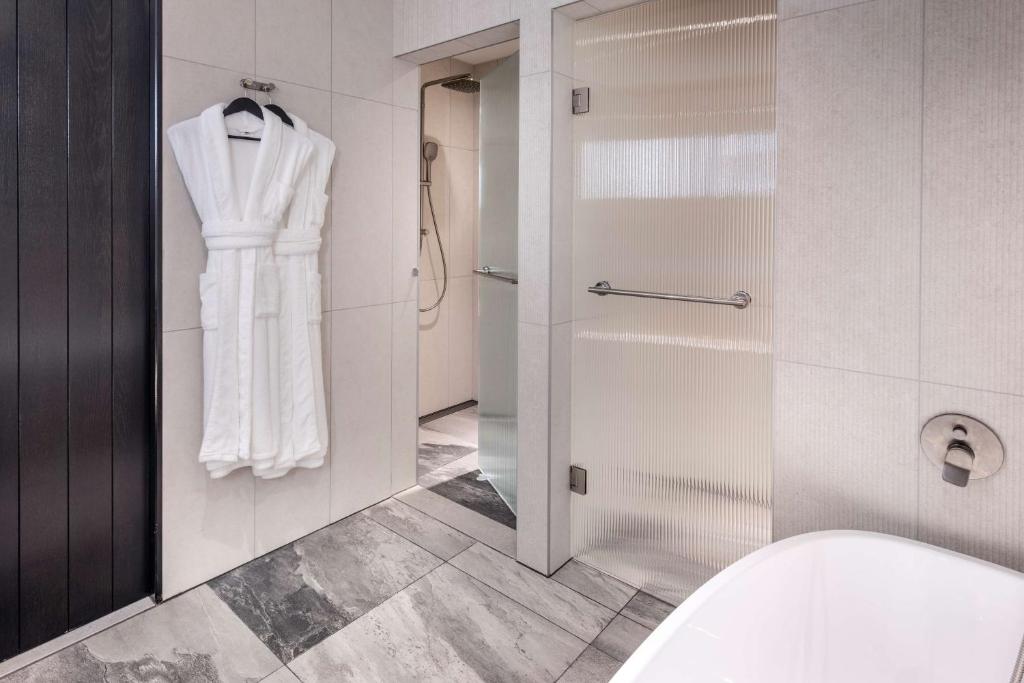 Koupelna v ubytování DoubleTree By Hilton Auckland Karaka