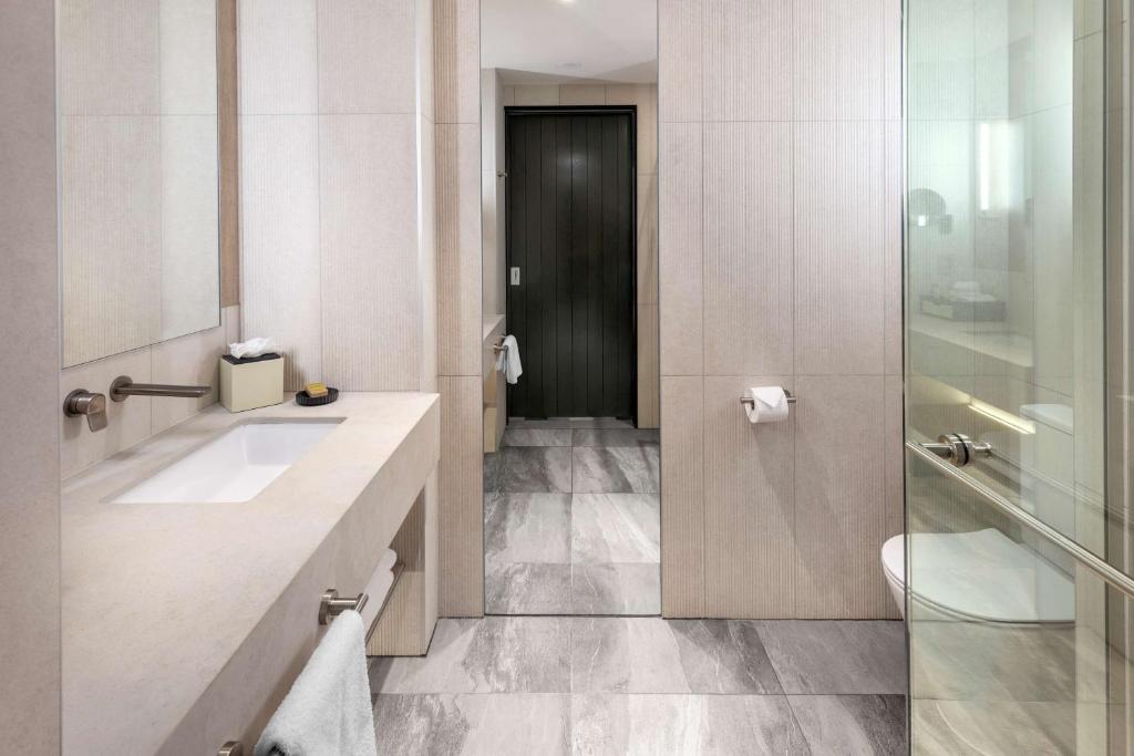 Koupelna v ubytování DoubleTree By Hilton Auckland Karaka