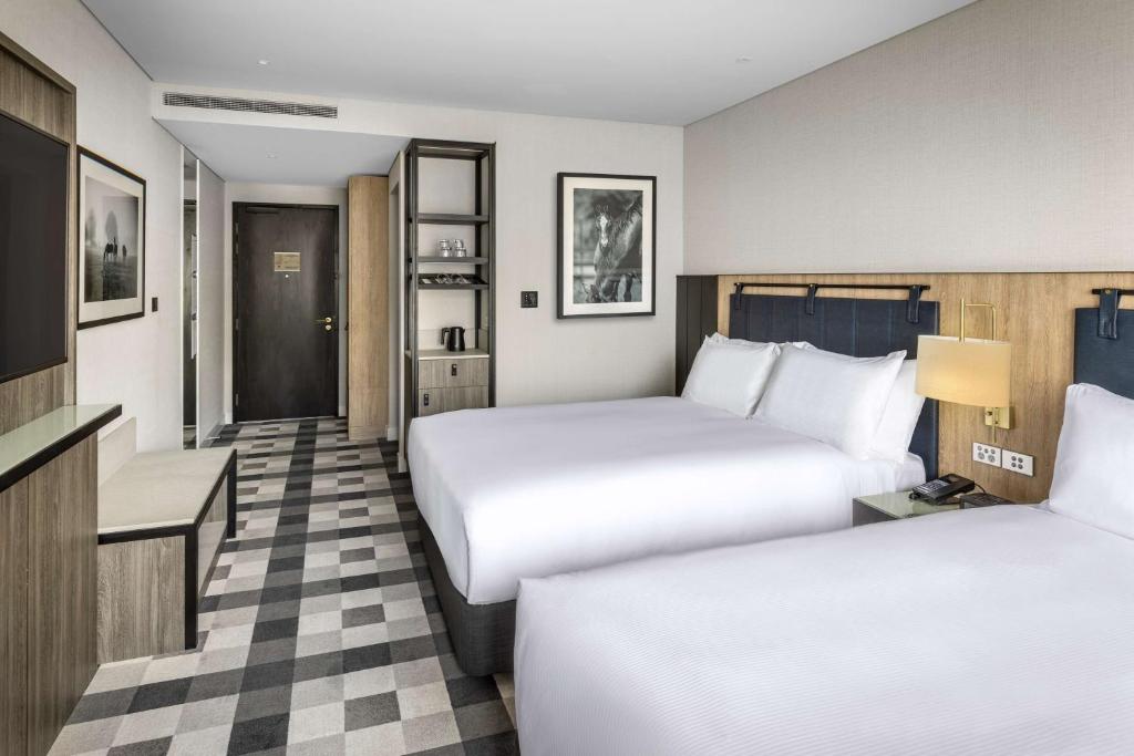 Postel nebo postele na pokoji v ubytování DoubleTree By Hilton Auckland Karaka
