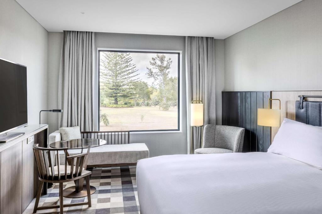 Postel nebo postele na pokoji v ubytování DoubleTree By Hilton Auckland Karaka