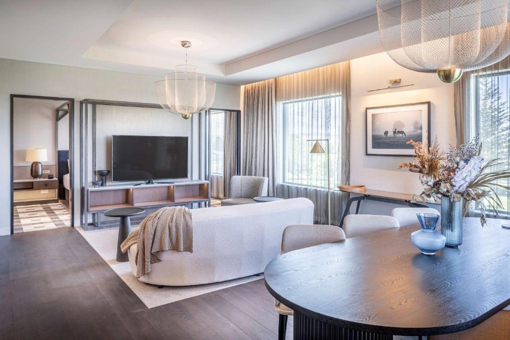 TV a/nebo společenská místnost v ubytování DoubleTree By Hilton Auckland Karaka