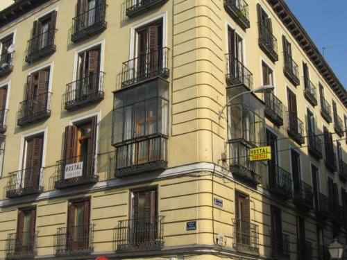 een hoog gebouw met balkons aan de zijkant bij Hostal Tudescos in Madrid