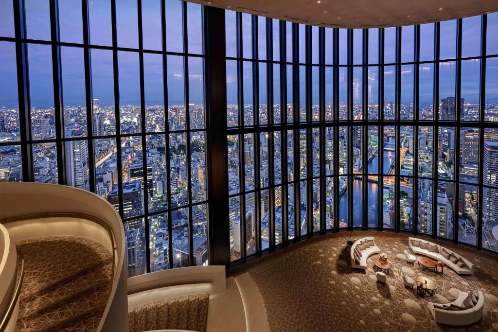 Zimmer mit Stadtblick von einem Wolkenkratzer in der Unterkunft Conrad Osaka in Osaka