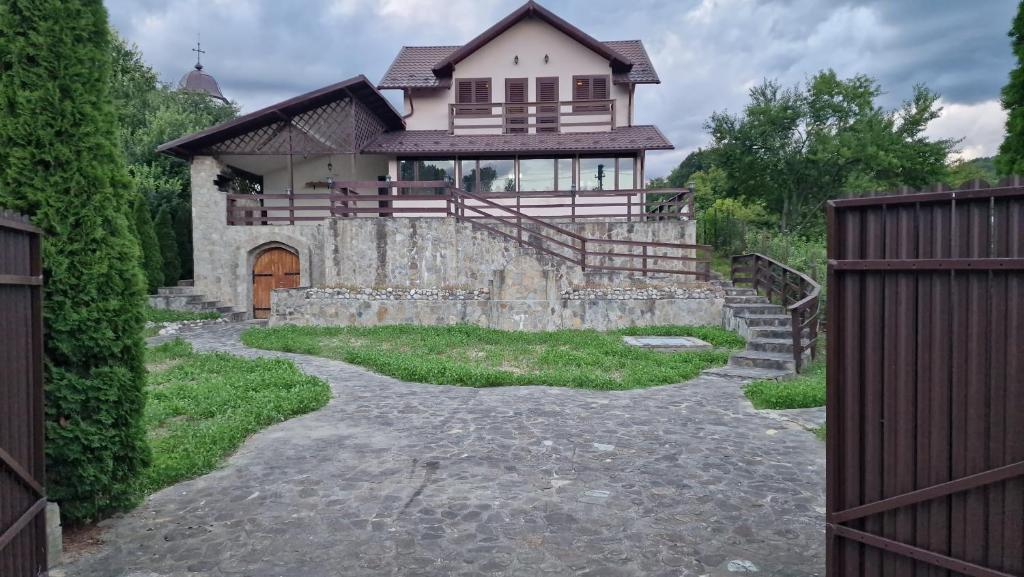 una casa con una puerta y una pasarela en Dursi Home, en Drajna de Sus