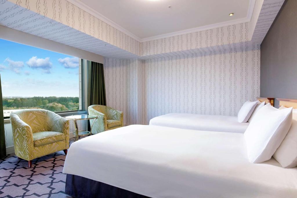 Postel nebo postele na pokoji v ubytování Hilton Tokyo Narita Airport