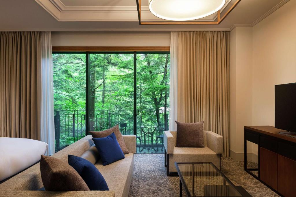 Posezení v ubytování Kyukaruizawa Kikyo, Curio Collection by Hilton