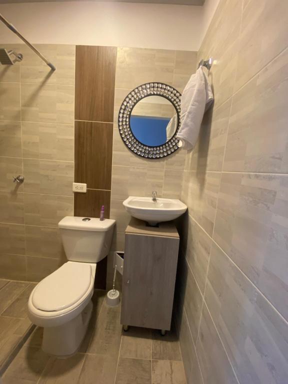 Koupelna v ubytování ApartaEstudios Viva, en la vega
