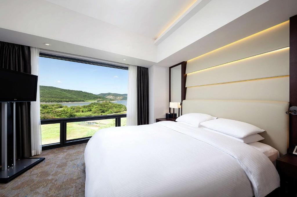Postel nebo postele na pokoji v ubytování Hilton Gyeongju