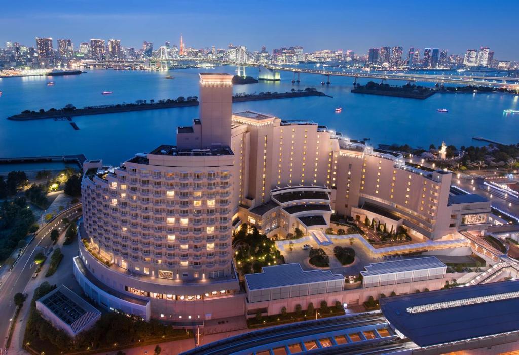 uma vista de um grande edifício com uma cidade ao fundo em Hilton Tokyo Odaiba em Tóquio