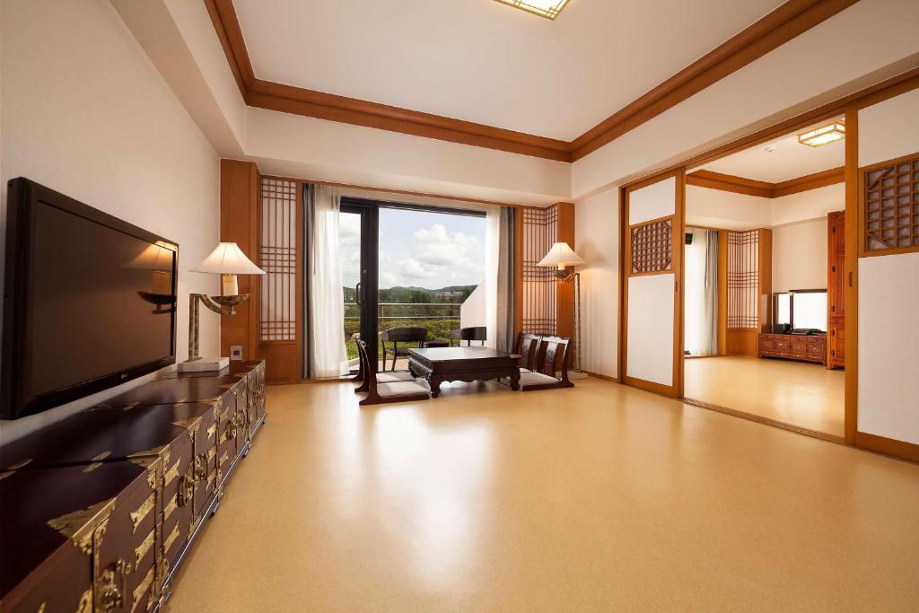 TV a/nebo společenská místnost v ubytování Hilton Gyeongju