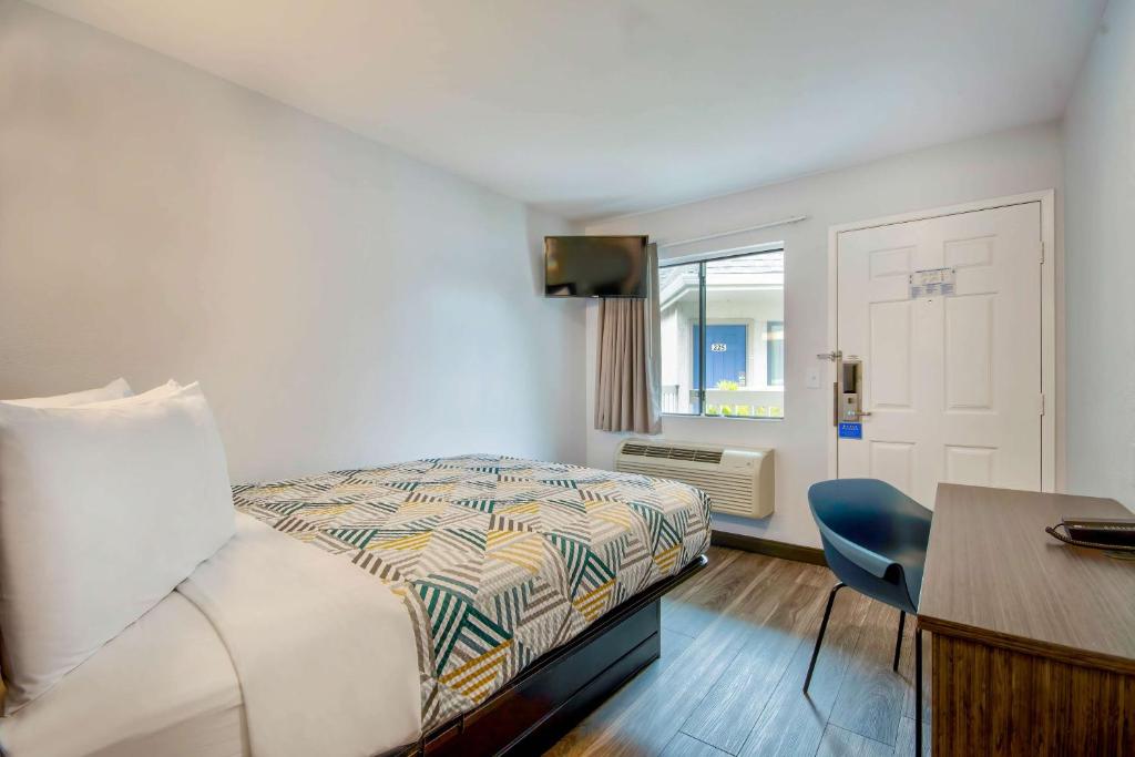 Motel 6-Marina, CA - Monterey - 