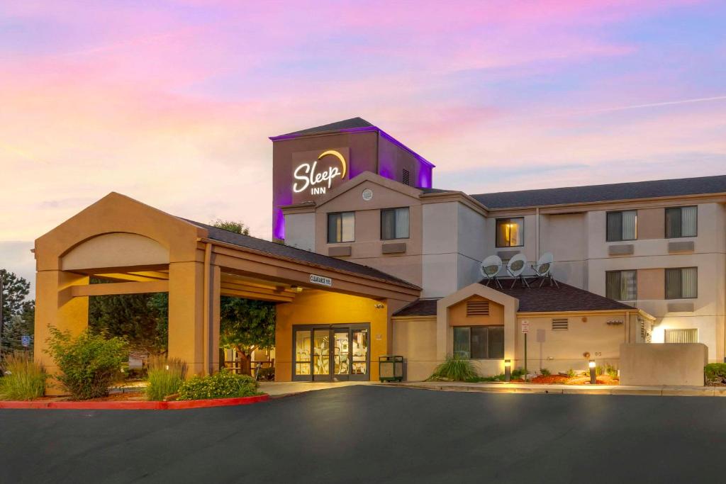 un hotel al anochecer en Sleep Inn Denver Tech Greenwood Village, en Greenwood Village