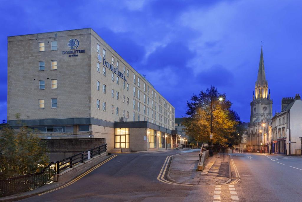 un edificio al lado de una calle con una iglesia en DoubleTree by Hilton Bath en Bath