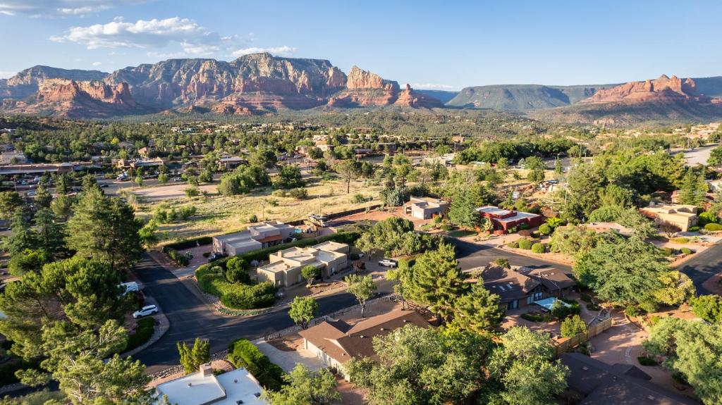 una vista aérea de una ciudad con montañas en el fondo en The Saddlerock House - Great Location, Views and Hot Tub! en Sedona