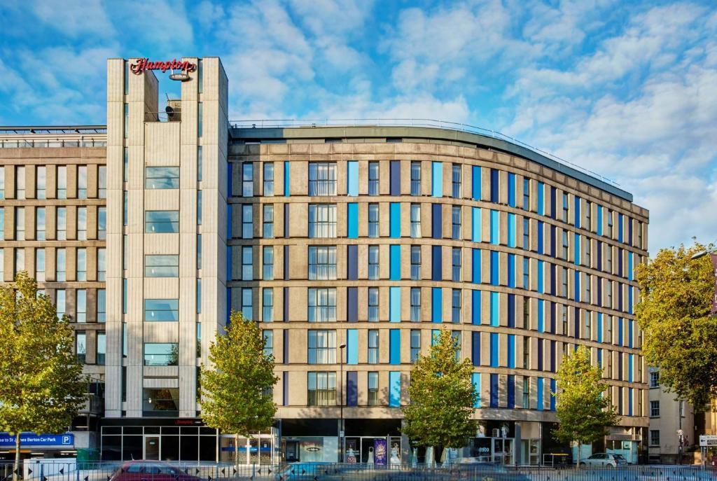 un gran edificio con un cartel encima en Hampton by Hilton Bristol City Centre, en Bristol