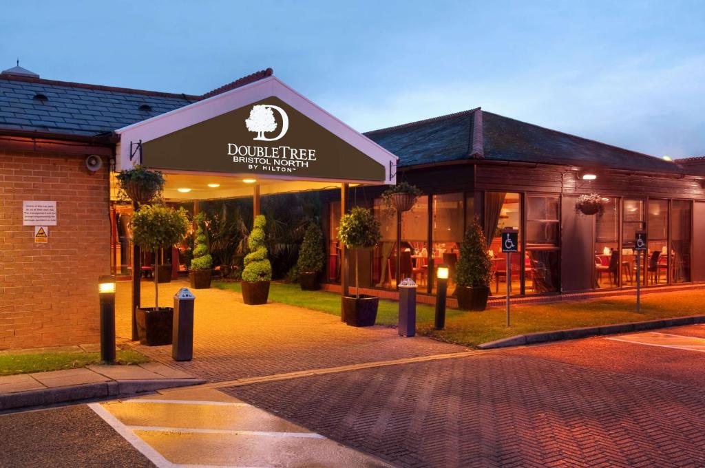 ブリストルにあるDoubleTree by Hilton Bristol Northの表札のある建物