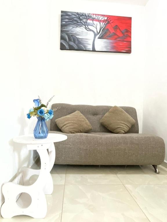 ein Wohnzimmer mit einem Sofa und einem Tisch in der Unterkunft Depa completo a 5 min del aeropuerto de Toluca in Toluca de Lerdo