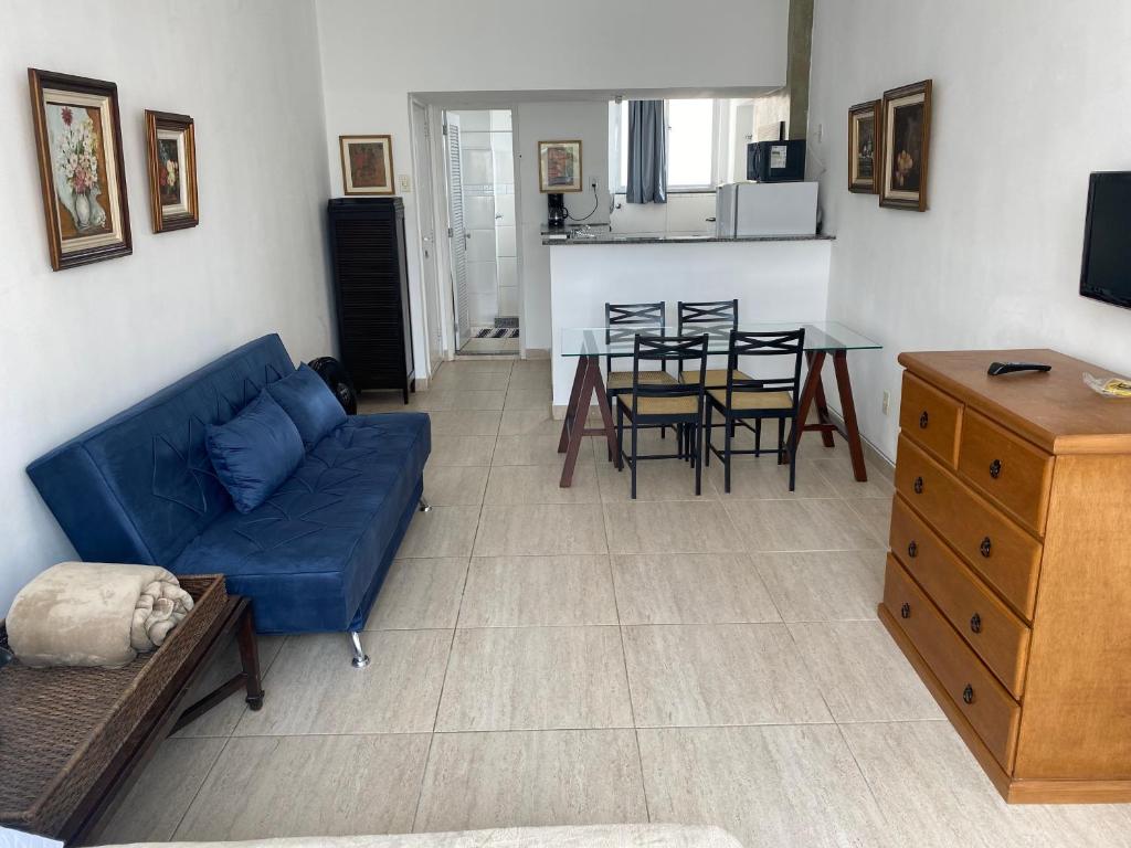 ein Wohnzimmer mit einem blauen Sofa und einem Tisch in der Unterkunft M702-Centro in Rio de Janeiro