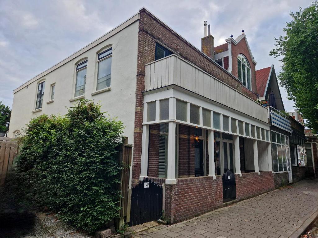 an old brick building with a brick sidewalk at Guesthouse KST in Zandvoort