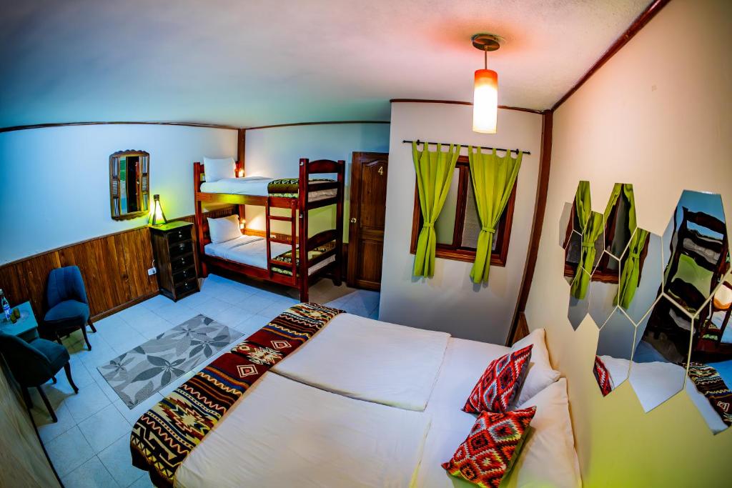 - une chambre avec un grand lit blanc et une chambre avec une table dans l'établissement La Casa del Molino Blanco B&B, à Baños