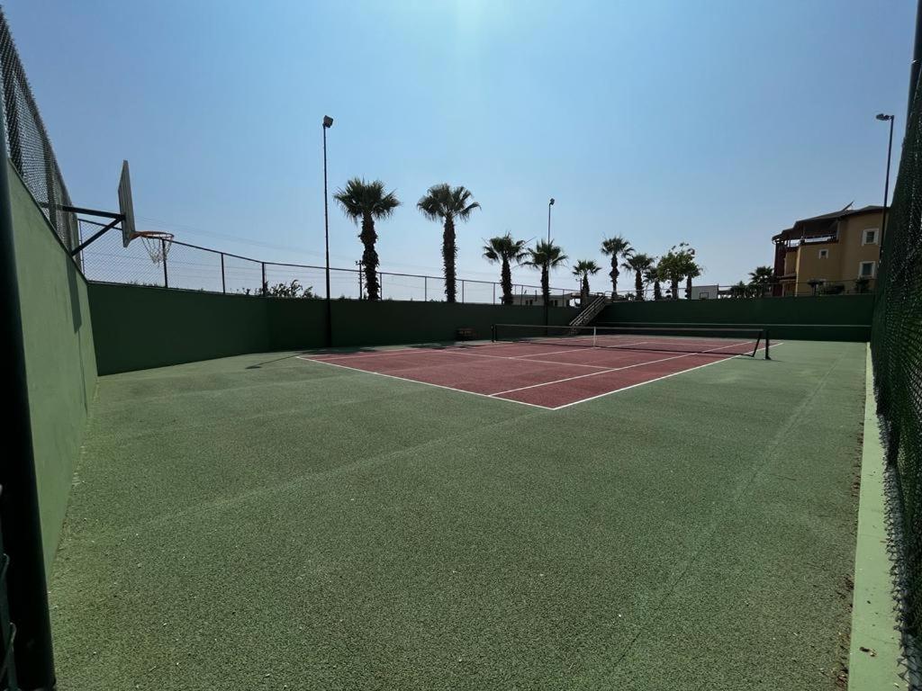 Tennis- en/of squashfaciliteiten bij Holiday Village of in de buurt 