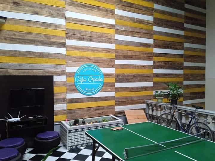 una mesa de ping pong en una sala de ping pong en Casa Copada, en Montevideo