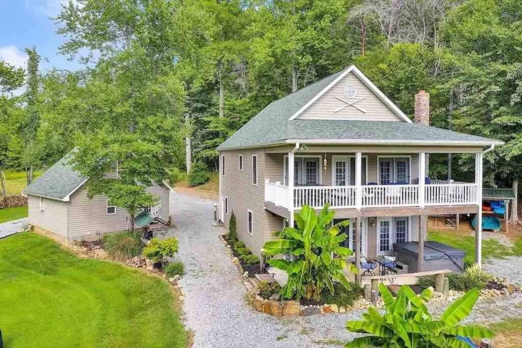 Smith Mountain Lake Waterfront Retreat with Hot Tub, (updated